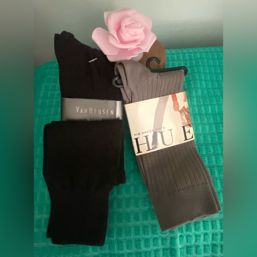 2-NWT-PAIRS OF WOMENS DRESS SOCKS VAN HEUSEN AND HUE - Picture 3 of 13